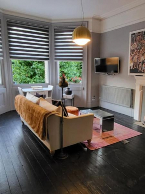 9 Modern Classic - Spacious One Bed Apartment - Great Location - Free onsite Parking - Comfy Bed